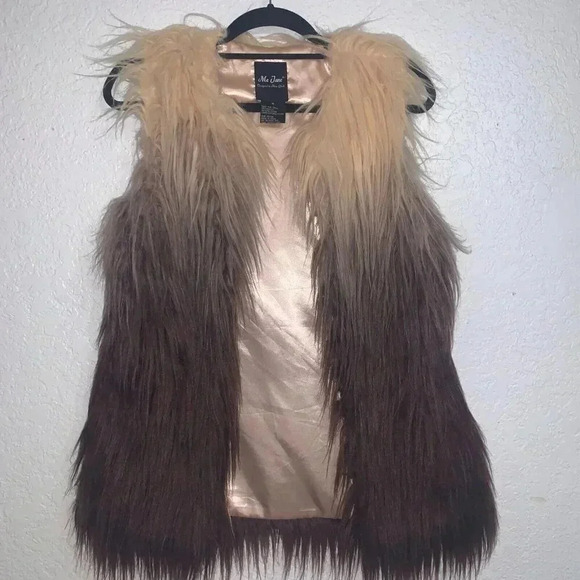 Me Jane "Almost Famous" Style Ombre' Faux Fur Vest Satin Lining hook-eye closure - Picture 3 of 8